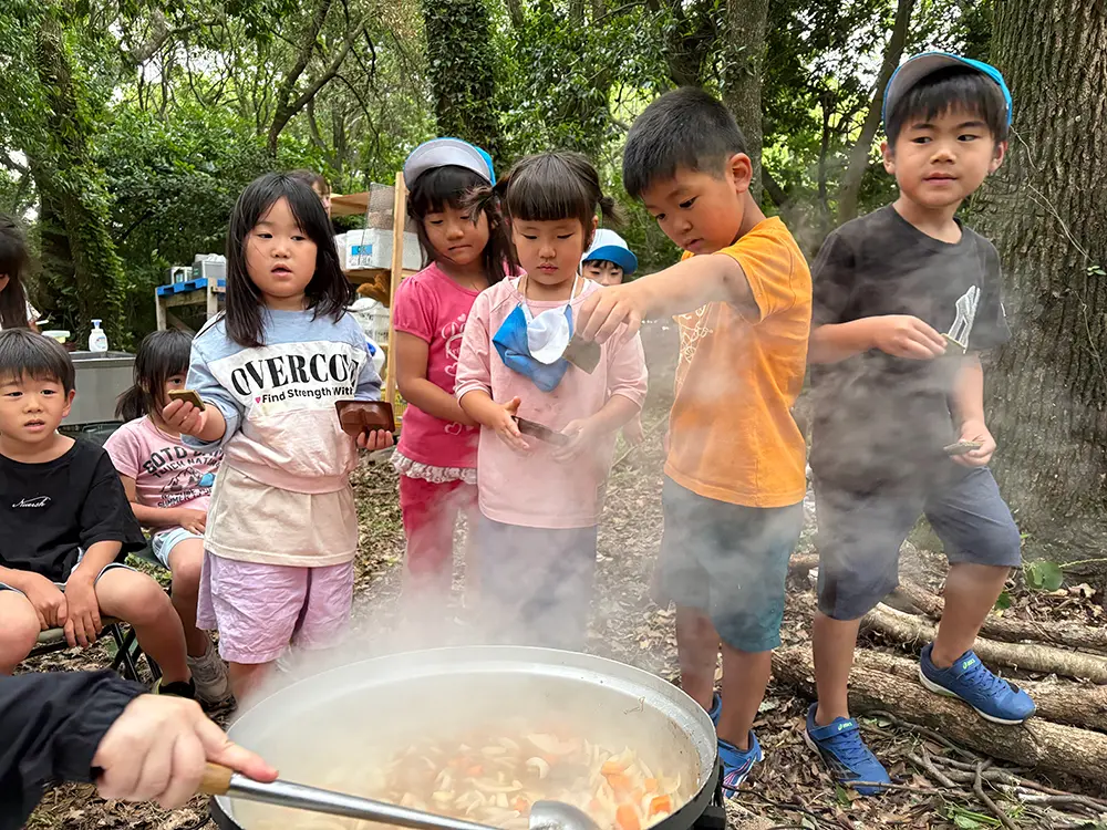 キャンプで料理をする様子