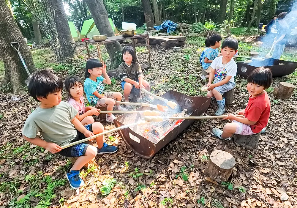 キャンプでパンを焼く様子
