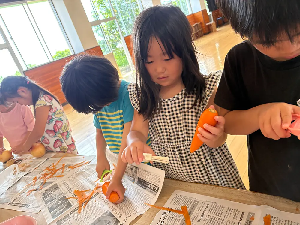 キャンプで料理をする様子