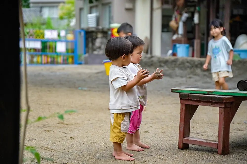 泥団子をつくる子どもたちの様子