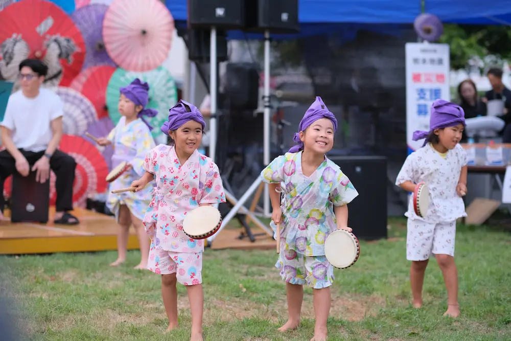 エイサー踊りで太鼓を打つ子どもの様子