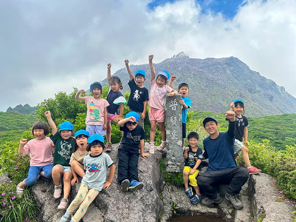 普賢岳登山に挑戦する子どもたちの様子