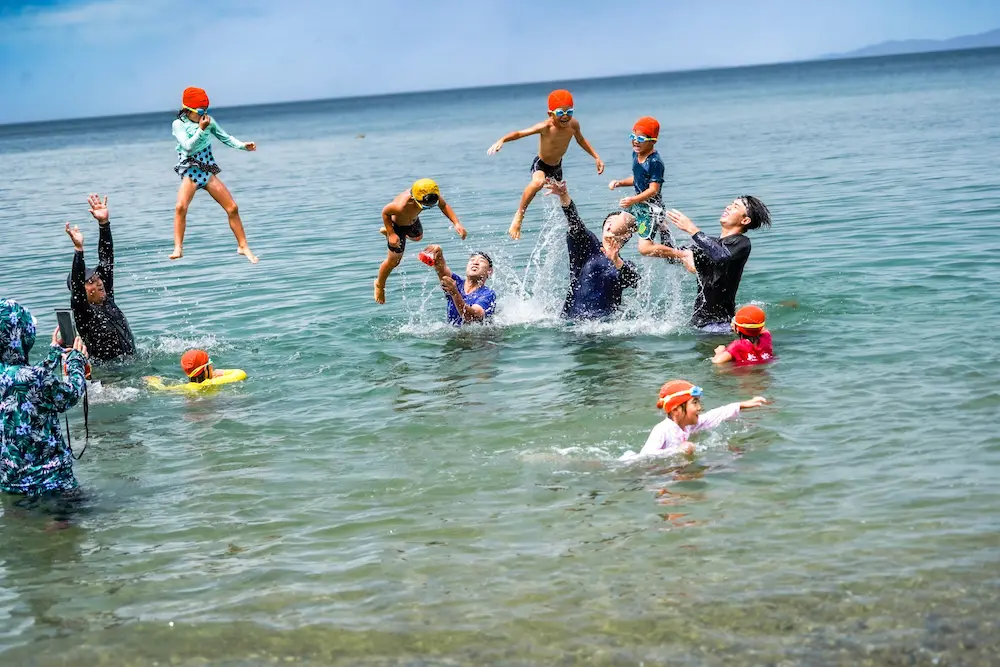 海水浴で遊ぶ子どもたちの様子