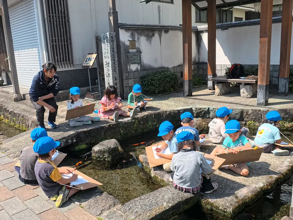 こいのぼり製作を楽しむ子どもの様子