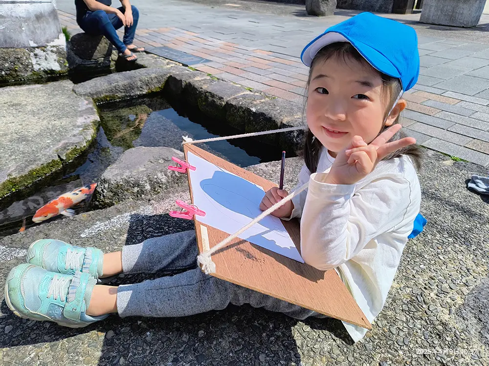 こいのぼり製作をする様子