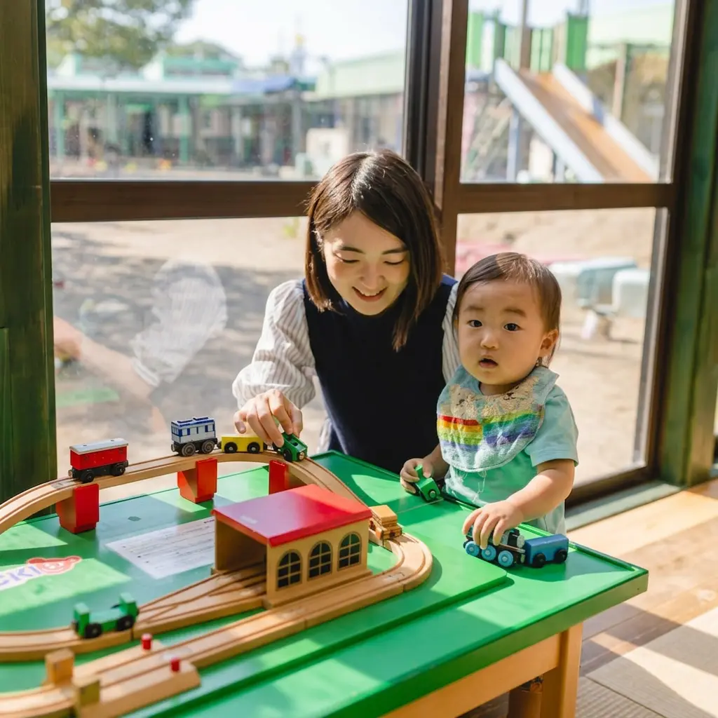 子育て支援センター「くるみの家」で親子が交流している様子