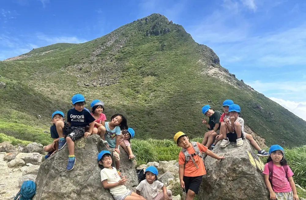 九重連山に登る子どもたちの様子