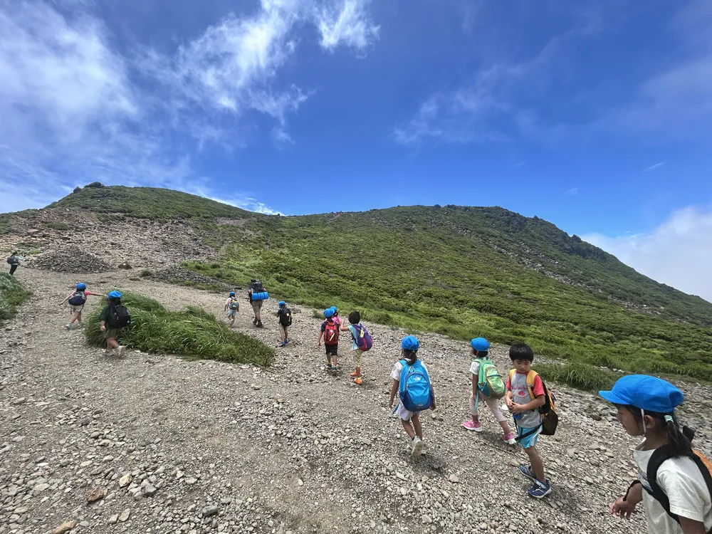 九重連山登山で山頂を目指す子どもたちの様子