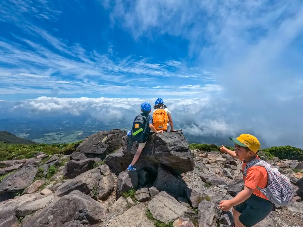 九重連山登山で山頂を目指す子どもたちの様子