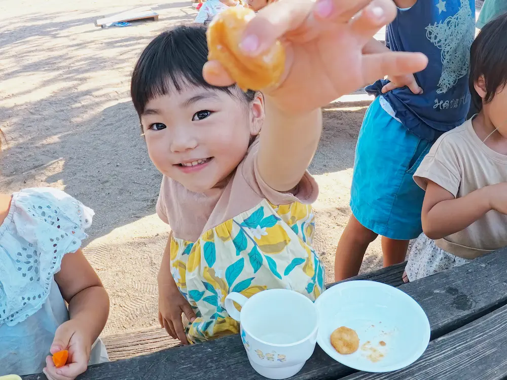 給食や休息など、園での生活のひとコマ