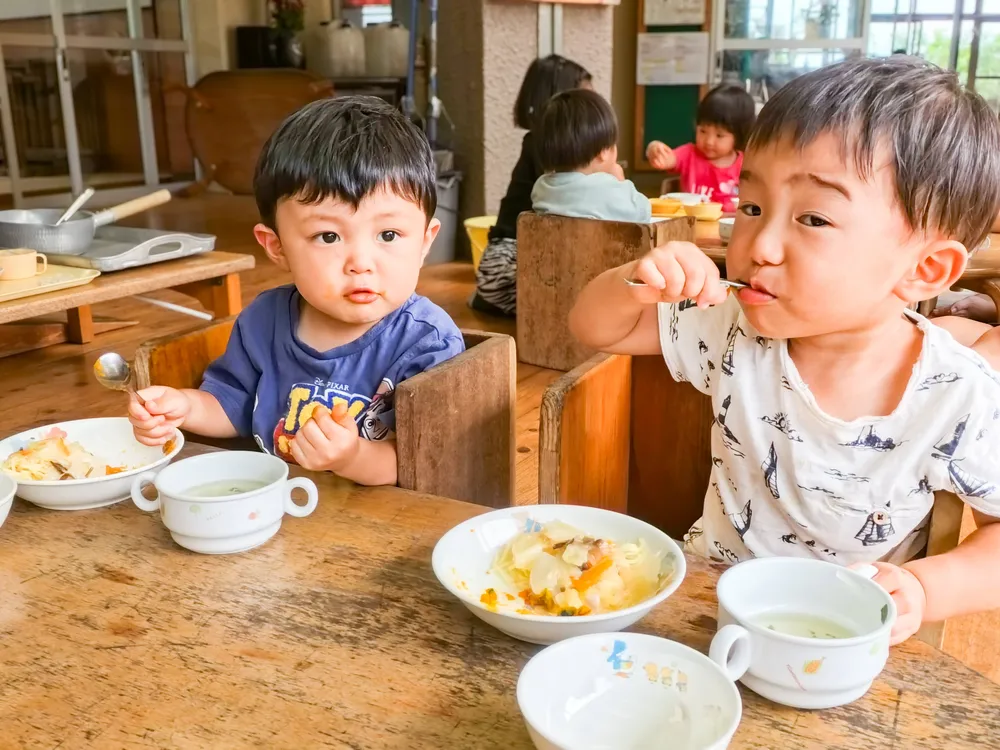 みんなでお昼ご飯を食べる様子