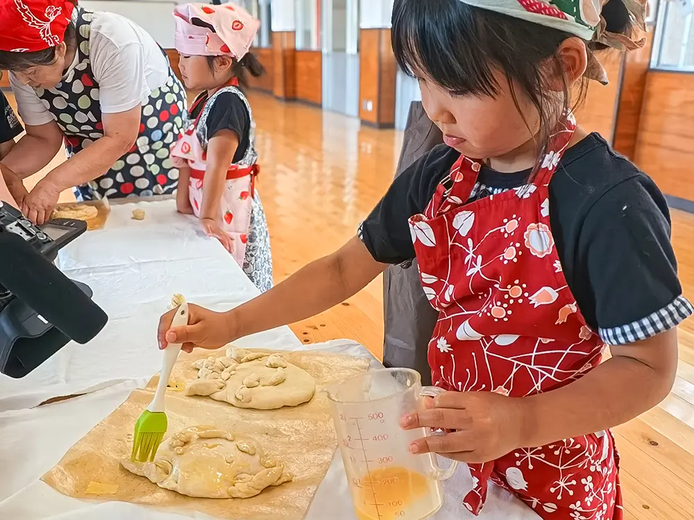 パン作りをする様子