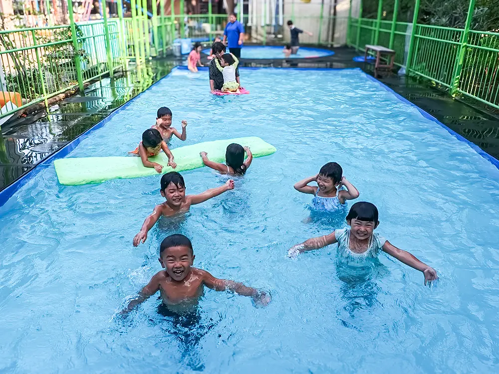地下水のプールで水遊びを楽しむ子どもたちの様子