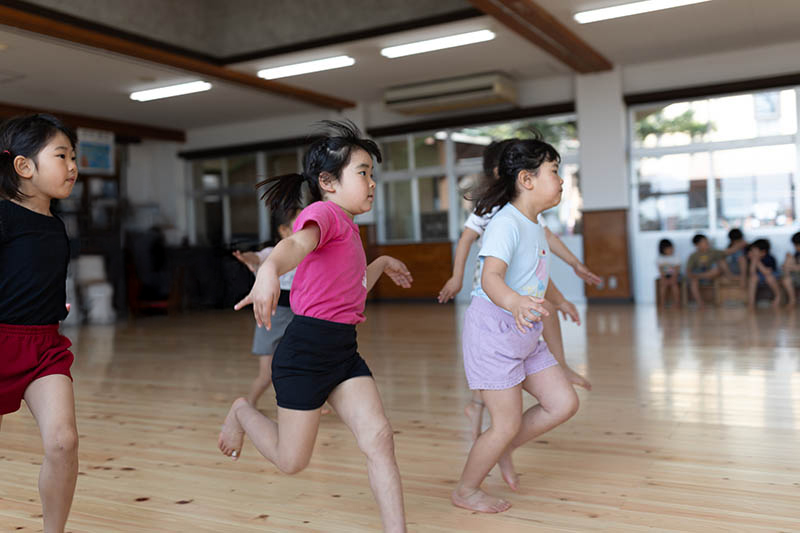 リズム運動に取り組む子どもたちの様子