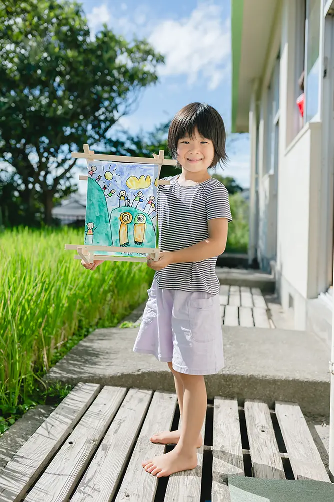 提灯製作で切り貼りをする子どもたちの様子