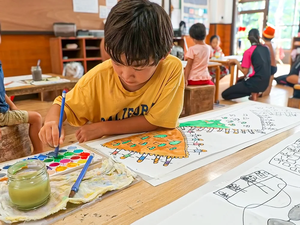 提灯製作で切り貼りをする子どもたちの様子