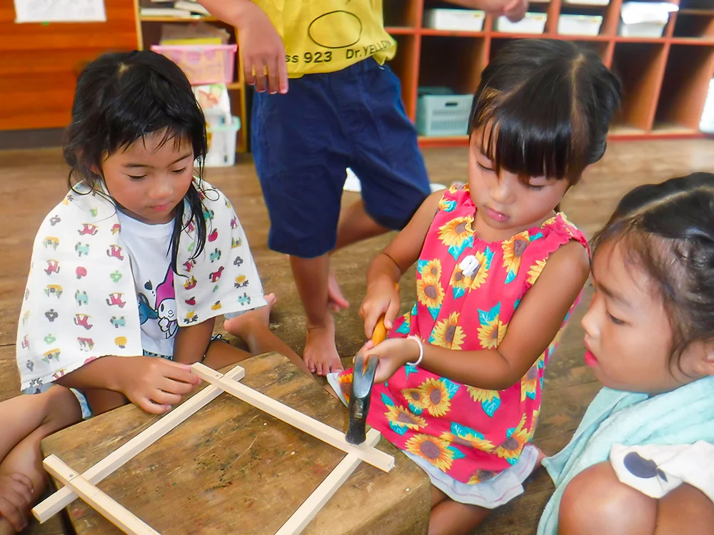 提灯製作で切り貼りをする子どもたちの様子