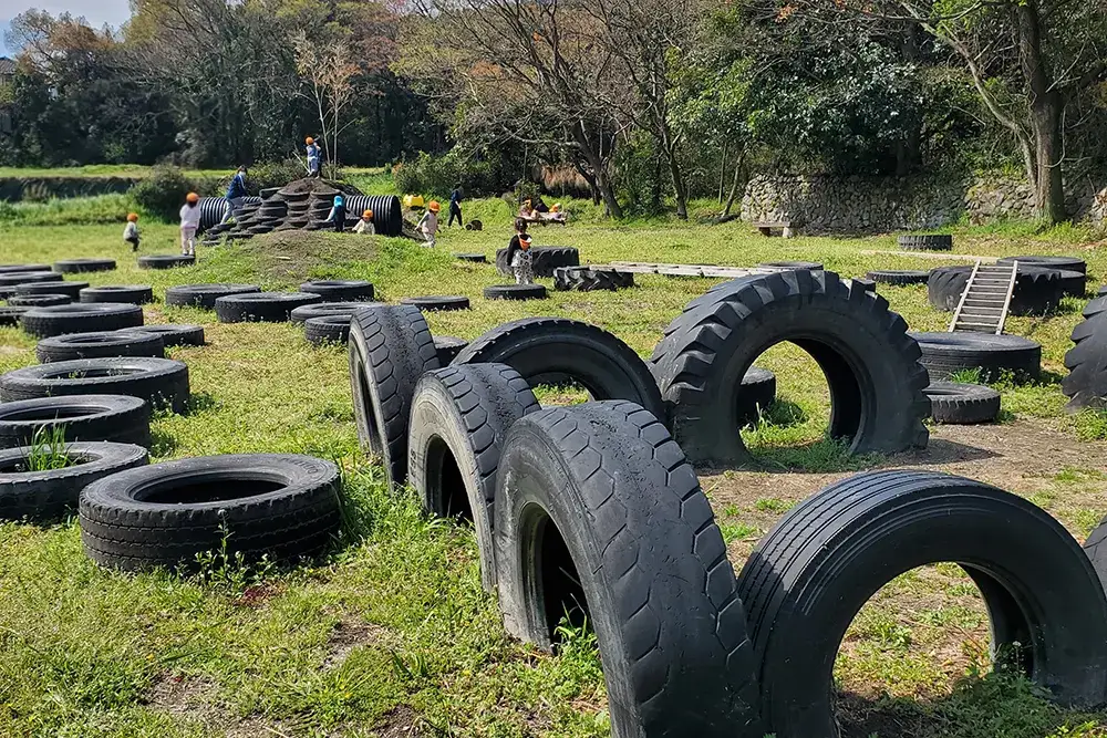 タイヤ公園で体を動かして遊ぶ子どもたちの様子