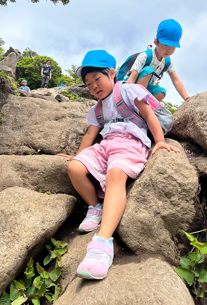 九重連山登山で山頂を目指す子どもたちの様子