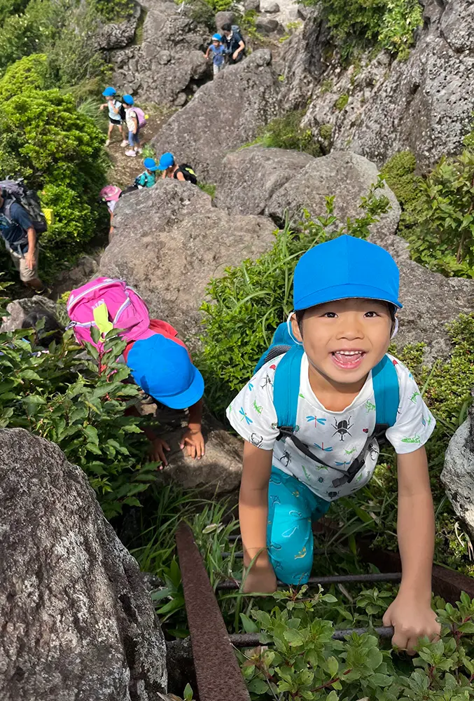 九重連山登山で山頂を目指す子どもたちの様子