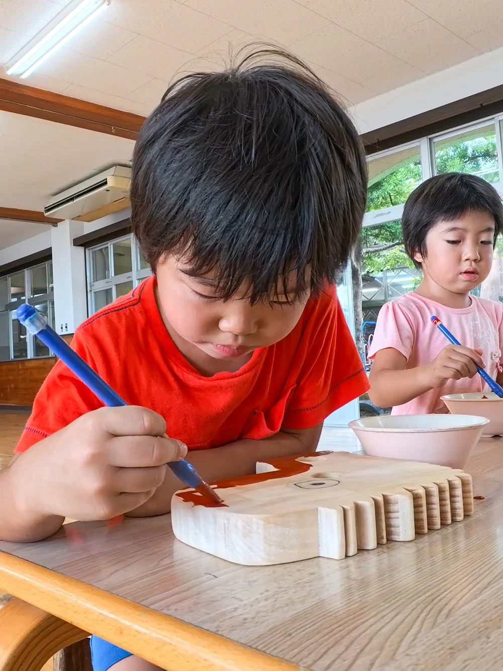 荒馬製作に取り組む子どもたちの様子