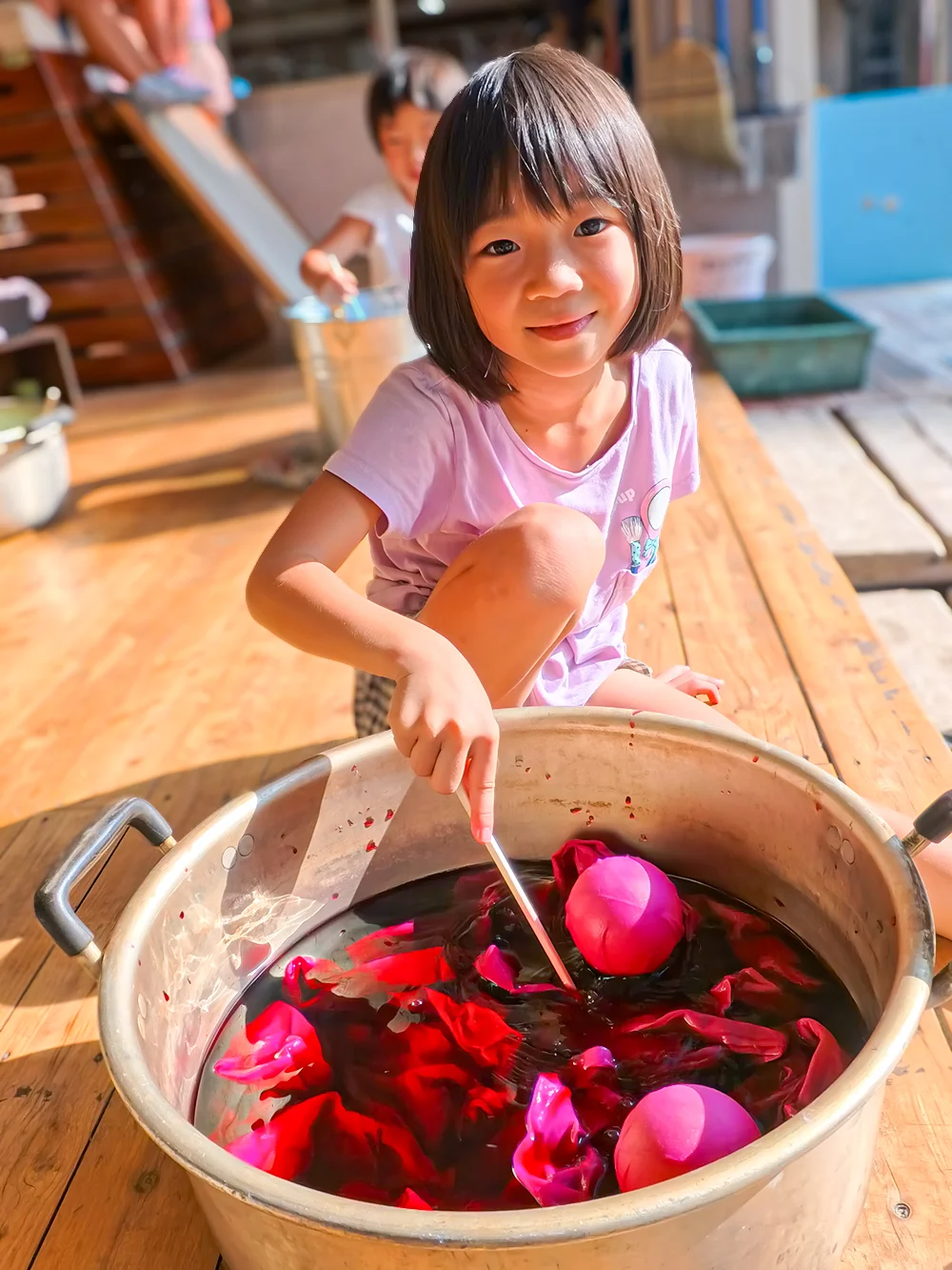 荒馬製作に取り組む子どもたちの様子