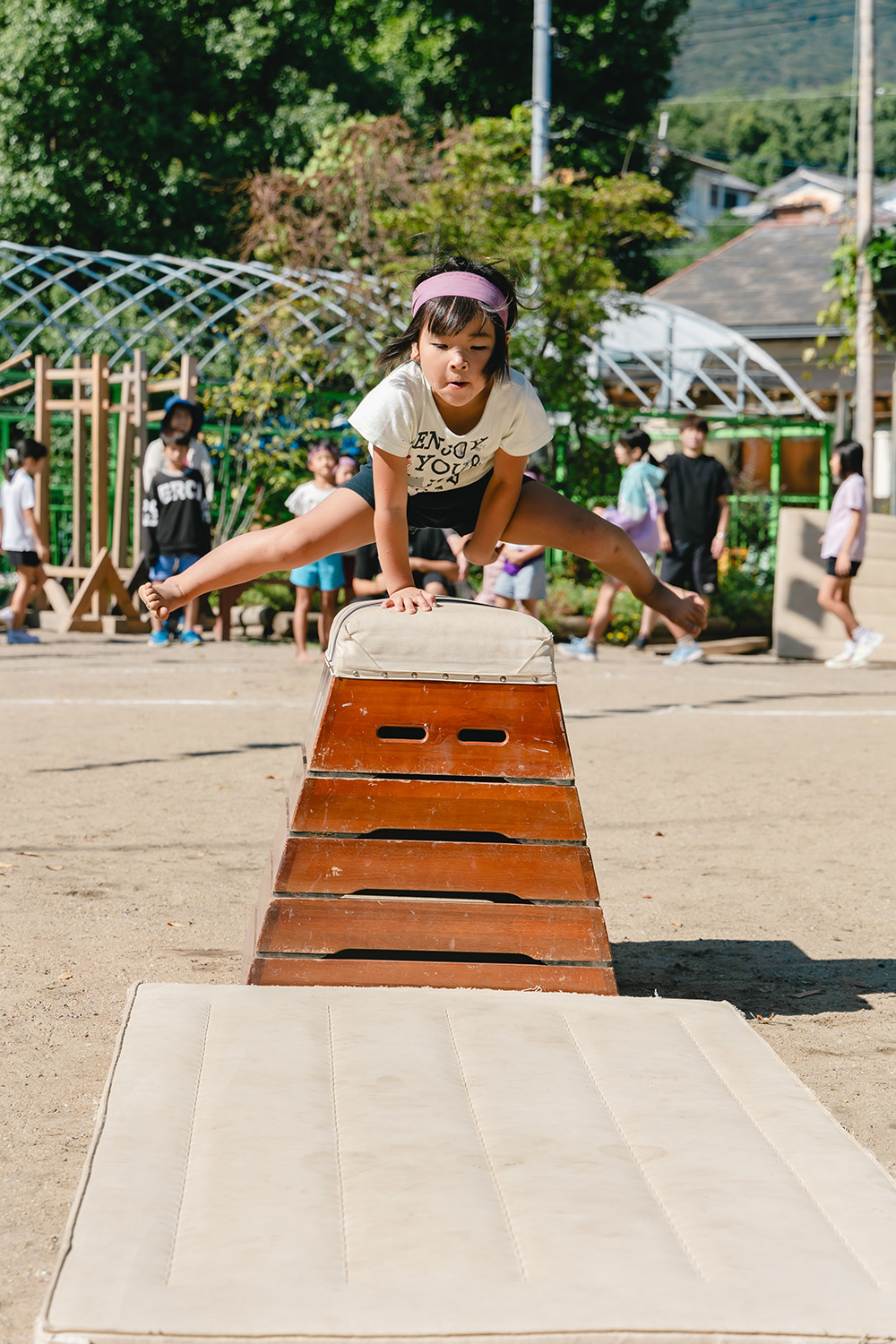 運動会で跳び箱に挑戦する子どもたちの様子