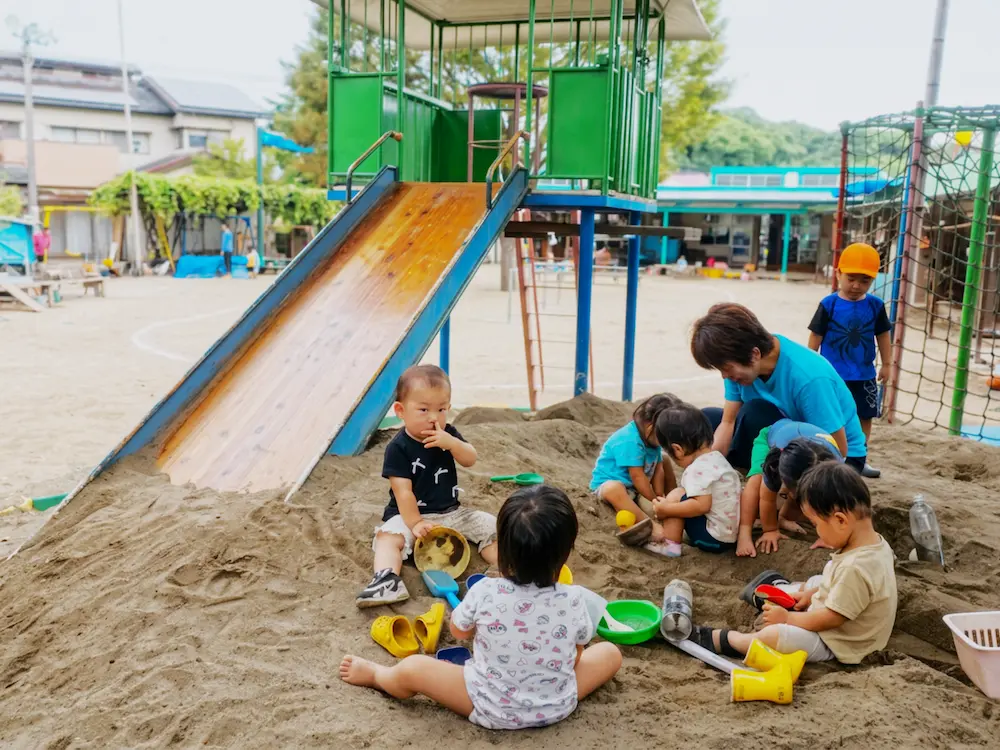 園庭の遊具で遊ぶ子どもたちの様子